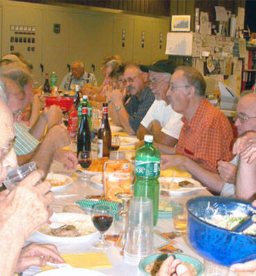 KTZV Zürcher Oberland-Vereinsmitglieder versammelt am Tisch zum Essen, Trinken und diskutiern.